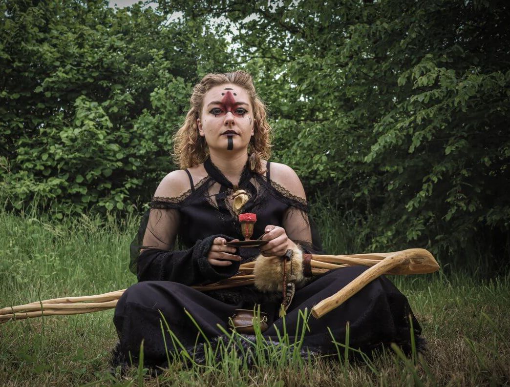 Alice, en tenue de sorcière rouge Alice, en tenue de sorcière rouge